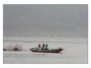Pêcheurs, orpailleurs, marchands glissent sur le fleuve, tôt le matin malgré la brume.