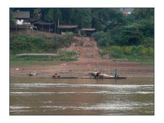 Le fleuve est animé par les villages au bord de ses rives.