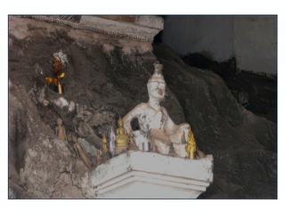 La 1ère grotte, ouverte sur l'extérieur, s'appelle Tham Ting.