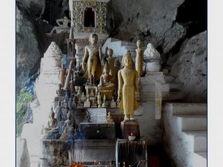 Des milliers de statuettes de Bouddha sont déposées par les fidèles, surtout au moment du Nouvel An.