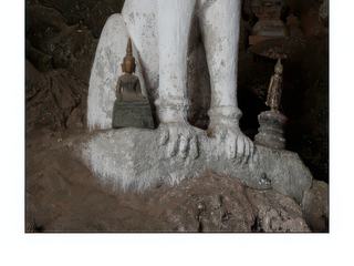 Les statuettes sont déposées un peu partout.