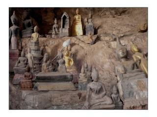 Cernée par les statuettes.