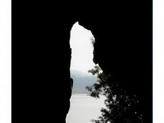 Vue sur la rivière, depuis l'intérieur de la grotte.