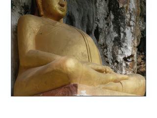 A l'entrée de la 2ème grotte, le bouddha à gros ventre : la légende raconte que ce Bouddha était un très bel homme courtisé par toutes les femmes, ce qui le troublait pour méditer. Il pria longuement les dieux pour devenir moins séduisant. Ses voeux furent exaucés, les dieux lui donnèrent ce gros ventre.
