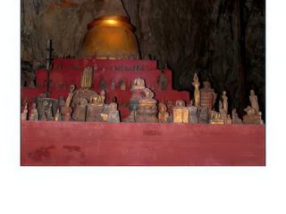 La 2ème grotte, à la différence de la 1ère, est plongée dans le noir, raison pour laquelle les photos sont de mauvaises qualité. Nous sommes obligés de nous diriger avec une lampe électrique.