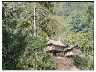 Maisons sur pilotis pour se protéger des bêtes de la forêt et de la montée des eaux au moment de la mousson.