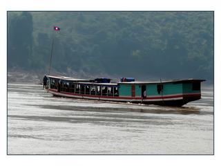 Un bateau de transport de passagers.