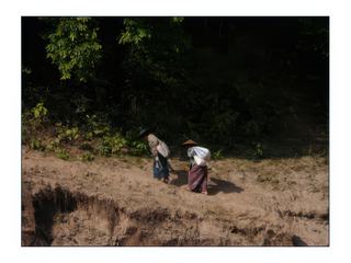 J'admire le courage de ces deux femmes sous le soleil et le poids des charges.
