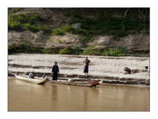 Scène de vie au bord du fleuve.