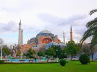 Sainte Sophie de Constantinople, Haig Sophia en grec, plus tard transformée en mosquée d'Istanboul. Contrairement à une idée souvent répandue, il ne s'agit pas d'une église dédiée à une sainte nommée Sophie, mais l'exacte traduction française du grec , c'est-à-dire « sainte sagesse (de Dieu) » et désigne le Christ. Pour cette raison, la fête votive de cette église est la fête de la Nativité du Christ, le 25 décembre. L'Église a été consacrée le 25 décembre 537