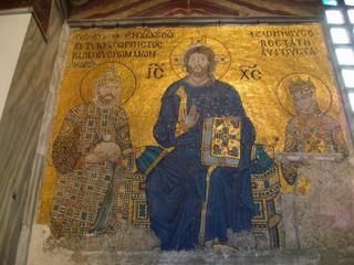 Mosaïque du Christ Pantocrator entouré de l'impératrice Zoé et de Constantin IX. L'impératrice faisait changer le visage de ses époux lorsqu'elle en changeait. XIe siècle
