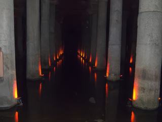 Cette citerne byzantine longue de 140 m et large de 70, alimentait à l’origine le Grand Palais et les bains de Zeuxippe. Par la suite, elle fut utilisée pour le palais de Topkapi. L’eau arrivait par les aqueducs d’Hadrien et de Valens. Construite par Constantin au IVe siècle et agrandie par Justinien, la voûte est soutenue par 336 colonnes récupérées dans des temples païens.