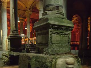 Au fond de la citerne, deux têtes de Médusa servent de soutien aux colonnes.