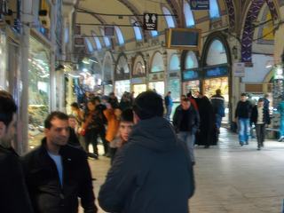 Le grand bazar d’Istanbul est l'un des plus grands bazars au monde avec cinquante-huit rues intérieures et quatre mille boutiques. Considérablement élargi au XVIe siècle sous Soliman le Magnifique, la partie la plus ancienne date de 1455 et a été construite sur ordre de Mehmed II