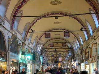 Le grand bazar d’Istanbul est l'un des plus grands bazars au monde avec cinquante-huit rues intérieures et quatre mille boutiques. Considérablement élargi au XVIe siècle sous Soliman le Magnifique, la partie la plus ancienne date de 1455 et a été construite sur ordre de Mehmed II