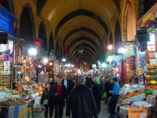 C'est en 1663 que le Bazar Egyptien, dit aussi marché aux Epices, fut construit dans l'enceinte de la Nouvelle Mosquée, entre une concession vénitienne et un quartier juif karaïte. Comme dans les autres complexes importants de mosquées, le loyer des échoppes devait financer l'entretien de la mosquée et les soupes populaires. Bien que le nom officiel fut le bazar Valide (Valide Carsi), le nom de "marché Egyptien", le remplacera rapidement, rappelant la source du financement de la construction (impôts collectés au Caire). Contrairement à une idée répandue, le bazar n'a jamais accueilli d'Egyptiens ni de marchandises en provenance d'Egypte.
