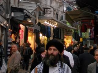 Dans les rues autour des bazars