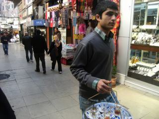 Dans les rues autour des bazars, porteur de thé