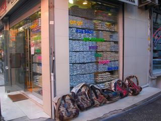 Dans les rues autour des bazars