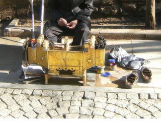 Dans les rues autour des bazars