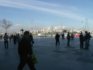 Dans les rues autour des bazars