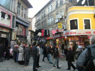 Dans les rues autour des bazars