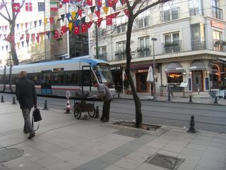 Dans les rues autour des bazars