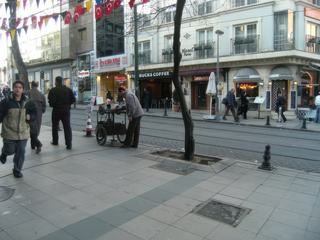 Dans les rues autour des bazars