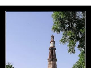 Le minaret Qutb Minar mesure plus de 72 mètres de hauteur, c' est le plus élevé de l'Inde. Erigé entre 1199 et 1221,il est composé de quatre étages, un escalier mène à l'intérieur.Il est orné de versets coraniques.