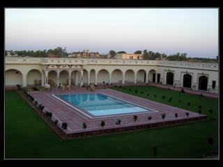 Lever du jour sur les jardins et la piscine de l'hôtel.