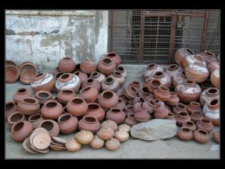 Poteries à vendre dans la rue.