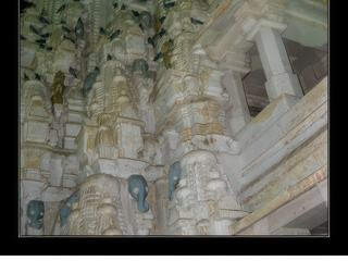A l'extérieur du temple jaïniste de Sandeshwar, dédié à Neminatha.
