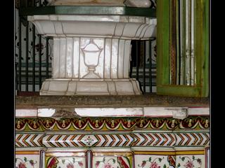 Le 22ème tirthankara (maîtres jaïns qui ont été divinisés car ils ont atteint la libération. Au nombre de 720 suivant la tradition ésotérique, seuls les 24 derniers sont vénérés)est représenté assis, en méditation, sur un piédestal en forme de lotus.