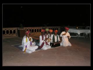 Sur l'une des terrasses de notre hôtel, le Gajner Palace, les musiciens accompagnent les danseuses.