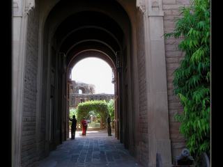 L' une des portes de la forteresse de Khimsar.