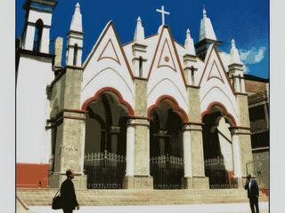 L'église San Juan (Saint Jean) est située sur le Parc Pino. Elle fut, il y a plus de 200 ans, une simple chapelle aux murs d'adobe (terre) construite pour les Indiens qui ne pouvaient aller à la cathédrale. L'église actuelle date de 1876, donc de l'époque républicaine, et a remplacé la chapelle originelle dont il ne reste plus aucune structure. Le frontispice est librement copié du style ogival français. A l'intérieur, au pied de l'autel, se trouve la vénérable statue de la Vierge de la Chandeleur, patronne de la ville de Puno et qui est fêtée ici durant 15 jours au début du mois de février de chaque année. La Vierge sort deux fois en procession : une première fois le 02 février accompagnée de toutes les danses autochtones de la région. Une semaine plus tard, la procession se renouvelle accompagnée cette fois de tous les groupes de danseurs en "habits de lumière".