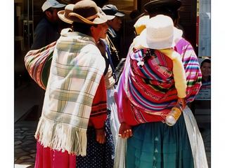 Leur enfant bien calé au chaud dans le dos, ces femmes se rendent au marché quotidien. En attendant elles font comme nous: elles écoutent l' orchestre!