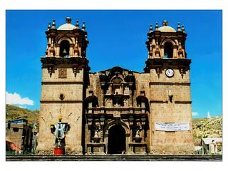 La cathédrale de Puno, élevée au rang de Basilique Mineure, sa construction remonte au XVIIIe siècle. Erigée sur le terrain de l'antique "Supay kancha" (l'enclos du Diable), l'oeuvre fut terminée le 25 mai 1757. Elle fut décorée par le maître tailleur de pierres Simon de Asto, dont le nom se trouve inscrit sous le portail principal et qui s'était ingénié à insérer dans la façade des motifs païens comme les sirènes et les fleurs natives de Panti qui avaient le pouvoir de faire disparaître toutes les peines. Ce bâtiment,est parmi les plus représentatifs du style métis. La structure physique du monument, son plan et sa coupole, appartiennent quant à eux, au style baroque, typique du XVIIIe siècle.