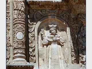 Les détails de la façade de la cathédrale de Puno révèlent l'influence des traditions indigènes sur l'art des conquérants, sophistiquée, de style Mestizo.