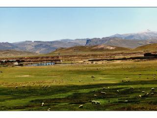 Généralement, le climat varie de frais et semi-aride à aride, avec des températures annuelles moyennes qui peuvent aller de 3°C, à proximité de la chaîne montagneuse occidentale, jusqu'à 12°C, près du lac Titicaca. Remarquez, sur la droite, un sommet enneigé.