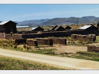 Quelques villages disséminés, des maisons d'adobe, recouvertes de paille avec des toits en taule ondulée. Dès la nuit tombée, il fait froid et souvent il gèle.