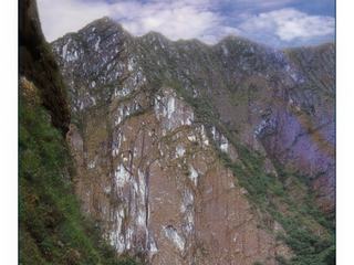 Il est préférable de prendre, tôt le matin, l'unique train qui mène à la gare d'Aguas Calientes. Ensuite, un autocar mène les touristes, par une route sinueuse jusqu'à 2360 mètres d'altitude.
