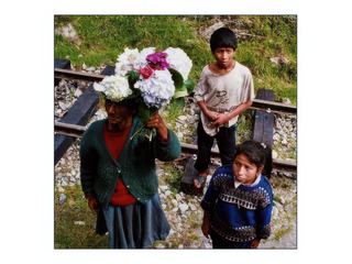 Dure conditions de vie pour cette marchande de fleurs et ses deux enfants dont le regard semble en dire long!