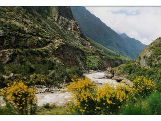 La voie de chemin de fer, spectaculaire, serpente le long du Rio Urubamba qui devient de plus en plus impétueux.