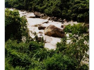 Le train ne roule pas très vite, ce qui nous permet de voir défiler un paysage superbe. De temps en temps on aperçoit un petit groupe qui se rend à pied jusqu'à Machu Picchu (une randonnée de 3/4 jours sur le chemin inca)