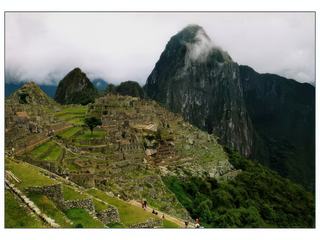 Voici donc Machu Picchu, il est encore tôt le matin et il semble flotter dans la brume. La cité est construite à cheval entre deux montagnes, le Huayna Picchu, jeune montagne et le Machu Picchu, vieille montagne, qui a d'ailleurs donné son nom au site. Ce dernier compte près de 172 constructions réparties sur près de 106 000 mètres carrés. Le climat y est généralement chaud et humide du fait des pluies très abondantes dans la région.