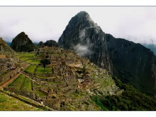 C'est l'explorateur américain Hiram Bingham qui découvrit le site de Machu Picchu, le 24 juillet 1911 . A la recherche du dernier refuge de l'Inca, Viticos, il entendit parler de ruines dans les montagnes aux alentours de Cuzco. Il parvint a se faire conduire jusqu'au site ou vivaient quelques fermiers isolés. Cependant il est certain que quelques années auparavant, Enrique Palma, Gabino Sanchez et Augustin Lizairaga arrivèrent les premiers sur les lieux alors qu'ils étaient tombés depuis plus de quatre siècles dans l'oubli. Leurs signatures gravées dans une pierre et portant la date du 14 juillet 1901 en sont la preuve.