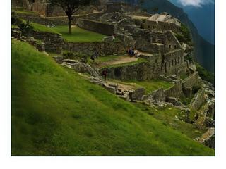 Il semble que la ville de Machu Picchu n'était pas une cité traditionnelle, mais plutôt une forteresse utilisée comme palais secondaire ou comme refuge de l'aristocratie Inca. C'est la raison pour laquelle sa situation stratégique fut choisie avec un si grand discernement. Son importance religieuse est aussi soulignée par le caractère éminemment sacré de la montagne sur laquelle elle se trouve. Le Machu Picchu était en effet un lieu privilégié pour l'observation du mouvement des étoiles et du soleil.