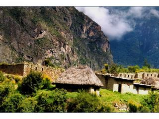 D'après les archéologues, le Machu Picchu est divisé en deux grands secteurs: la zone agricole formée par un ensemble de terrasses de cultures qui se trouve au sud et la zone urbaine qui est celle, on le suppose, dans laquelle vivaient ses occupants et où se déroulaient les principales activités civiles et religieuses. Cette zone urbaine comprenait le quartier sacré, le quartier populaire et le quartier des nobles et des ecclésiastiques.