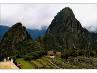 Le granit utilisé pour la construction de la cité provenait des carrières situées à plusieurs kilomètres de Machu Picchu, ce qui laisse entrevoir une ingénierie évoluée qui aurait permis de faire monter ces blocs de pierre de plusieurs tonnes jusqu'au sommet.